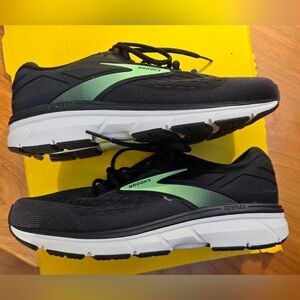 Brooks Black and Green Mens Athletic Shoes. sz 9.5 extra wide. Great condition.